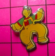 320 Pin's Pins / Beau Et Rare / THEME : JEUX / JOUETS MB BONHOMME JAUNE DANSANT - Jeux