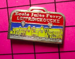 712B Pin's Pins / Beau Et Rare / THEME : ADMINISTRATIONS / CARTABLE ECOLE JULES FERRY LEFFRINCKOUCKE - Administrations