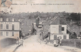 PONT D'OUILLY - L'Hôtel De La Poste Et L'arbre De La Liberté - Pont D'Ouilly