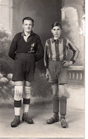 Carte Photo 2 Jeunes Joueurs De Rugby - Personnes Anonymes