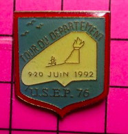 1817 Pin's Pins / Beau Et Rare / THEME : SPORTS / ATHLETISME USEP 76 TOUR DU DEPARTEMENT SEINE MARITIME - Athletics