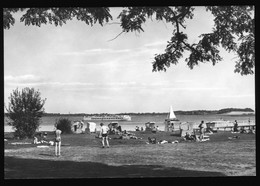 DDR Foto AK 1981 Röbel Müritz Badeanstalt + Halbnackte Männer In Badehose, Badegäste, Strand, Dampfer, Segelboot - Röbel