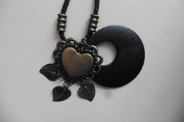 Neuf - Collier Cordon Pendentif Rond En Bois Et Coeur Métal Or Bronze Vieilli - Halsketten