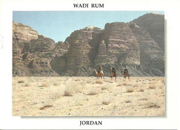 Giordania (H.K. Of Jordan) Wadi Rum, Panorama Con Cammelli E Cammellieri - Jordanie