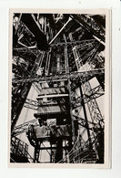PARIS - La Tour Eiffel. L'Ascenseur Du Sol Au 2* Etage - FP - Non  VG - Tour Eiffel