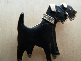 Broc-073 Broche Représentant 2 Chiens Noirs Avec Collier Serti De Brillants Incolores - Andere & Zonder Classificatie