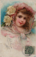 Illustrée : Adorable Petite Fille Rousse Dans Un Capuchon Garni De Roses  Blanches - Portraits