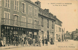 MANCHE  SAINT VAAST LA HOUGUE  La Place De La Mairie - Saint Vaast La Hougue