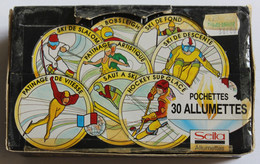 Rare Boîte Présentoir 48 Pochettes D'allumettes 8 Disciplines Olympiques JO Grenoble 1968 Bobsleigh Ski Patinage Hockey - Habillement, Souvenirs & Autres