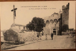Les Saintes- Maries- De- La- Mer La Porte Principale De L'église Et Calvaire - Saintes Maries De La Mer