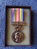 LOT De 2 MEDAILLES D'Honneur DE POMPIER REPUBLIQUE FRANCAISE - FRANCE Distinction Argent Et Or Sapeurs Pompiers - Firemen