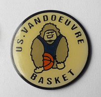 SP175 Pin's Basket Basketball US Vandœuvre-lès-Nancy Meurthe Et Moselle Gorille Singe Achat Immédiat - Basketball