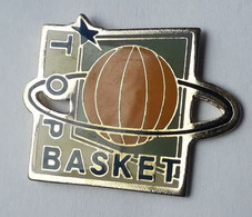 SP187 Pin's Basketball TOP BASKET Signé Winner Achat Immédiat - Basketball