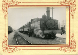 CHATEAULIN ** UN TRAIN EN GARE ** GROS PLAN LOCOMOTIVE  ** CLICHE DU 17/08/1951 ** CARTE PHOTO ** - Châteaulin