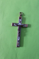 CHRIST EN CROIX EN MICRO MOSAIQUE CHROME ET LAITON CRUCIFIX TRAVAIL ITALIE MILIEU XX° - Pendants