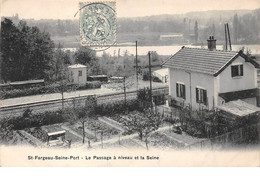 77 - N°111557 - Saint-Fargeau-Seine-Port - Le Passage à Niveau Et La Seine - Otros Municipios