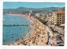 CPM. 15 X 10,5 -  LE  LAVANDOU  -  La  Plage Et Le Boulevard Du Front De Mer - Le Lavandou