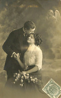 035 157 - CPA - Thèmes - Couple - Fantaisie - Amoureux - L'Amour Veille - Coppie