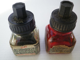 DEUX ANCIENNES PETITES BOUTEILLES ENCRE PAILLARD - YANG TSE - ROUGE ET VERTE- VERRE & BAKELITE - 1 TIERS REMPLIE - PARIS - Tinteros