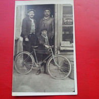 CARTE PHOTO MAGASIN DEVANTURE CYCLISTE LIEU A IDENTFIER - Zu Identifizieren