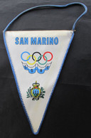 SAN MARINO / OLYMPIC OLYMPIADE CONS, PENNANT BANDERIN - Bekleidung, Souvenirs Und Sonstige