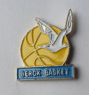 SP183 Pin's Basket Basketball BERCK SUR MER Pas-de-Calais Oiseau Mouette Bird Achat Immédiat - Basketball