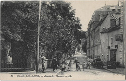 BAINS LES BAINS - Avenue Des Thermes (vue Animée, Enfants Devant Le Garage FOSSE Et Les Hôtels BOYON Et MATHIEU) - Bains Les Bains