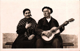 Landes - Types Landais - Couple De Vieux Avec Une Guitare (cap) - Autres Communes