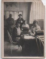 Tirage Papier D'une Photographie/ Jeunes Femmes Suivant Des Cours De Dactylographie Dans Une Classe / 1928   PHOTN543 - Personnes Anonymes
