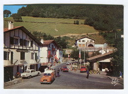 ARNEGUY La Frontière Franco-Espagnole Avec Les Bureaux De Douane, Au Fond L’Espagne - 4L - Arnéguy