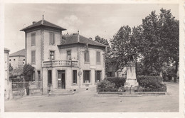 82 VERDUN SUR GARONNE La Poste Et Le Monument Aux Morts, CPSM Petit Format, Bords Dentelés - Verdun Sur Garonne