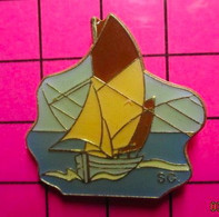 412c Pin's Pins / Beau Et Rare / THEME : BATEAUX / BATEAU DE PECHE VIEUX BREEMENT Par SG - Bateaux