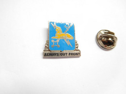 Beau Pin's Pins En EGF , Armée Militaire , Always Out Front ,  Military Intelligence Corps , ATTENTION : Pointe Recollée - Militaria