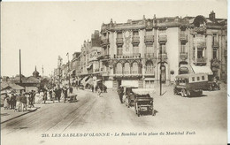 LES SABLES D'OLONNE - Le Remblai Et La Place Maréchal Foch - Sables D'Olonne