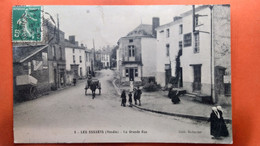 CPA (85)  Les Essarts. La Grande Rue .  Animation.  (AB.948) - Les Essarts