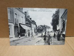 LA GUERCHE (18) Grande Rue Et Route De Nevers Belle Animation - La Guerche Sur L'Aubois