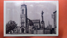 CPA (85) Les Lucs Sur Boulogne. La Place Et L'église.    (AB.1086) - Les Lucs Sur Boulogne