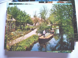 Nederland Holland Pays Bas Giethoorn Met Melkbussen Over Water - Giethoorn