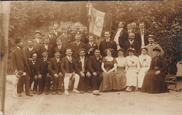 Saint-Symphorien  37   Société De Tir De Saint Symphorien écrit Sur Le  Drapeau.- Un Groupe  Carte Photo     (voir Scan) - Otros & Sin Clasificación