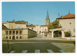 CPSM 88     BAINS LES BAINS        -      LE BAIN ROMAIN ET LA RUE DE L HOTEL DE VILLE - Bains Les Bains