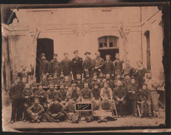 Photo Vers 1882 1890 Grand Format Groupe Ouvriers Usine Atelier Travailleurs Enfants Bataillon Scolaire - Antiche (ante 1900)