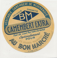 A A 541 /  ETIQUETTE DE FROMAGE  CAMEMBERT   B  M  AU BON MARCHE   (CALVADOS) - Quesos