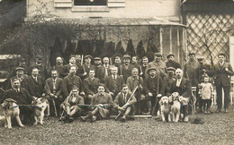 CARTE PHOTO SOUVENIR DE LA CHASSE DU MERCREDI 26 JANVIER 1927 GROUPE CHASSEURS CHIENS ET SANGLIERS - Jagd