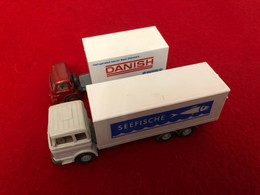 Lot De 2 Camions 1 Mercedes Seefische 1 Man Danish 1/87 Wiking Berlin - Massstab 1:87