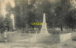 86 La Trimouille, Le Monument Aux Morts, Fillette En Avant... - La Trimouille