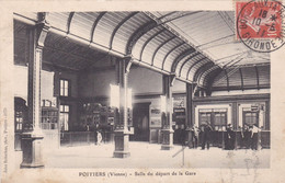 Cpa POITIERS SALLE DU DEPART DE LA GARE 1911 - Stations - Zonder Treinen