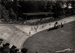 Montargis * Le Stade Municipal * Le Vélodrome * Course De Vélo * Cyclisme Cyclistes - Montargis