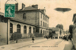 Vincennes * La Rue De La Liberté Et Les écoles * Groupe Scolaire * Ballon Zeppelin Dirigeable - Vincennes