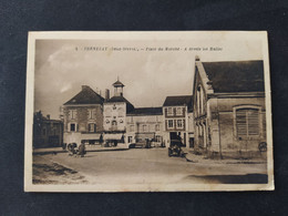 Thenezay - Place Du Marché - à Droite Les Halles / Editions Artaud N°9 - Thenezay