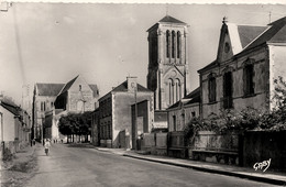 Challans * Le Boulevard Des FFI * Garage Automobile Renault * Pub Au Verso Pharmacie Centrale CHOLLET - Challans